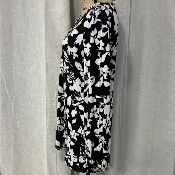 White House Black Market Black and White Floral Tunic - Picture 2 of 8